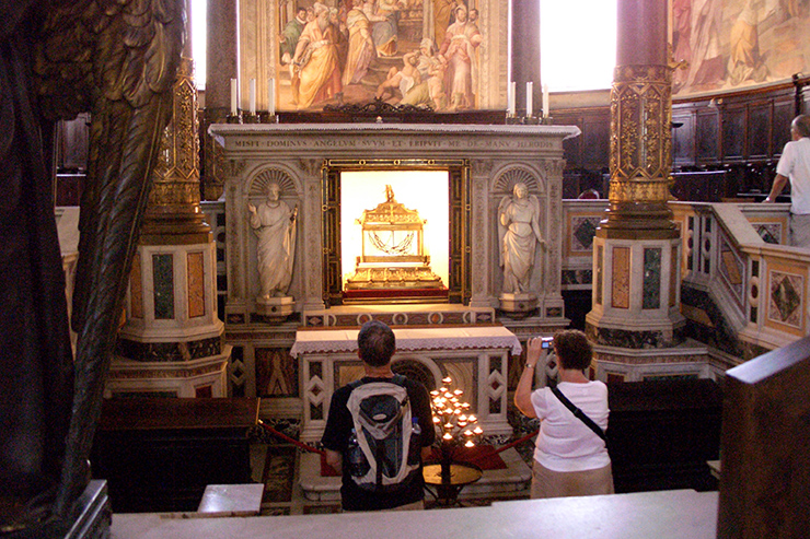 Вериги Святого Апостола Петра в церкви Сан-Пьетро-ин-Винколи (Chiesa di S. Pietro in Vincoli)