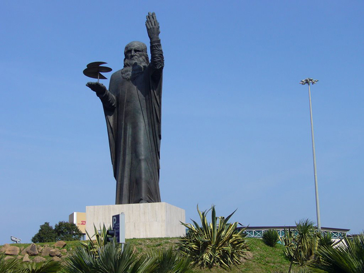 Статуя Леонардо да Винчи в аэропорту да Винчи в Риме Статуя Леонардо да Винчи в аэропорту да Винчи в Риме